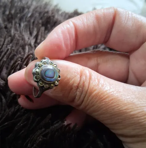 Vendo lindo anel antigo de prata com pedra Abalone e marcassitas