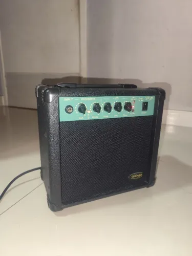 Amplificador stagg 10 GA ( um cubo de 10w RMS ideal para estudo e prática em casa).
