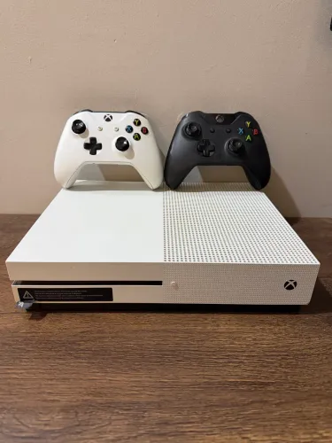 Xbox One S Impecável + 2 Controles + R$ 1.400,00 em jogos