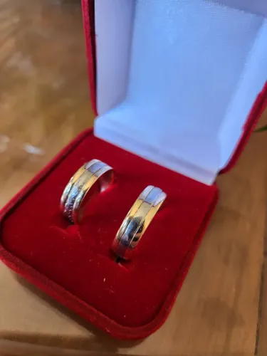 Alianças Bicolor Ouro 14k e 18k Anatômicas (10,25g) - Padrão Americano / Joia Exclusiva 