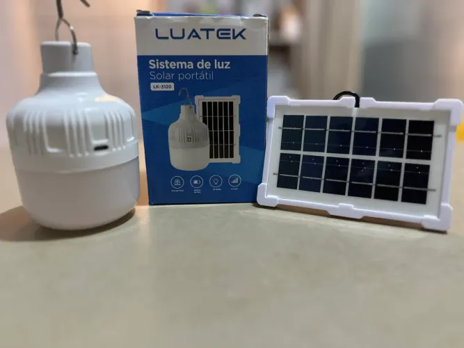 Lâmpada com carregador solar portátil.