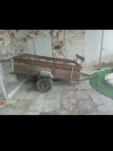 Carrocinha para cargas com engate de carro. Pouco usada. Nao possui emplacamento
