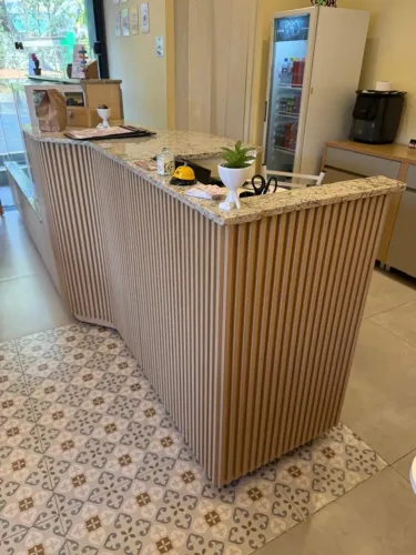Balcão expositor de madeira curvado refrigerado e quente de 4M