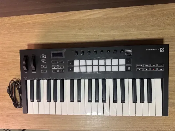 Teclado Controlador USB com 37 teclas - Novation Launchkey 37 MK3 (USADO)