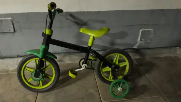 Bicicleta infantil com rodinhas 