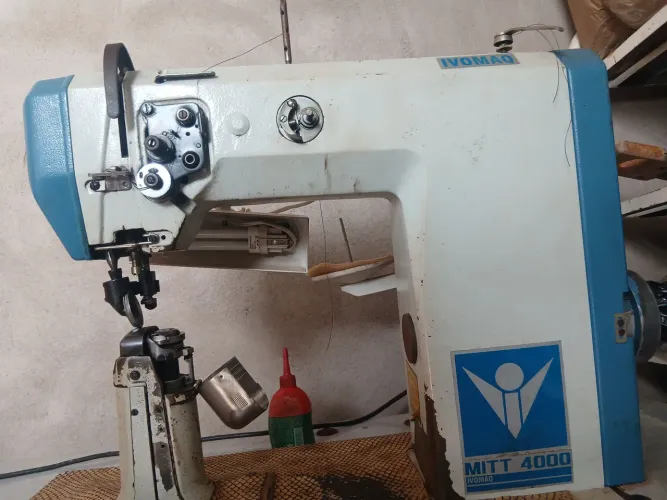 Vendo duas maquinas de costura com mesa