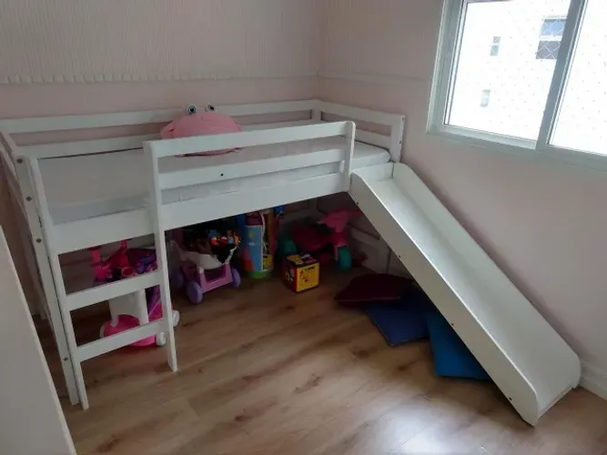 Cama infantil com escorregador