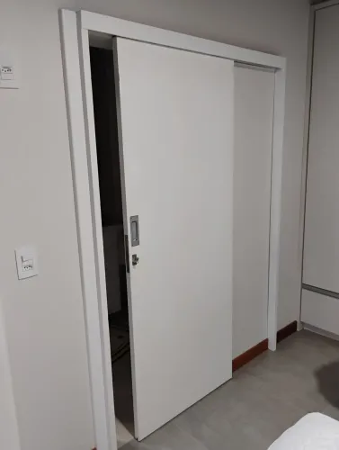 PORTAS PINTADAS COM FECHADURAS