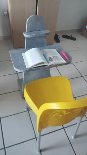 Mesa de estudo desmontável