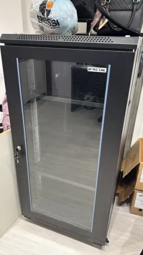 RACK SERVIDOR COM RODINHAS E REFRIGERADO