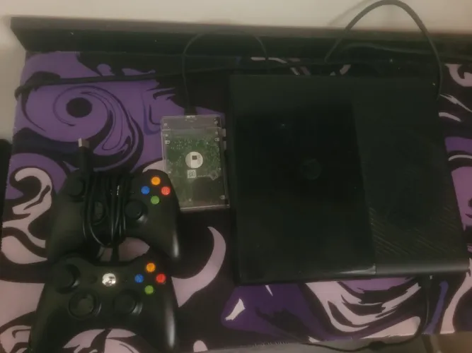Xbox 360 com 400gb e um SSD com jogos desbloqueado incluindo 2 controle e fonte
