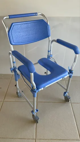 Cadeira de Banho Higiênica Dellamed D40 com Rodas