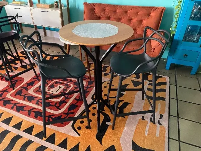 Mesa com banquetas