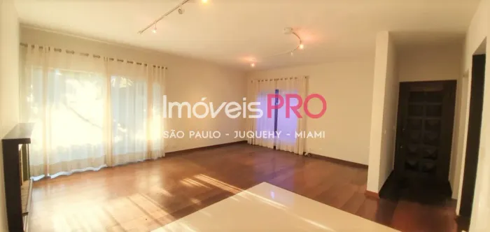 Belíssima casa em rua tranquila de Moema com 3 vagas.