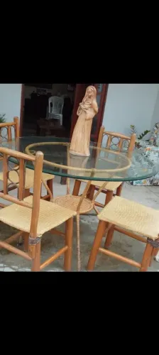 Mesa e cadeiras