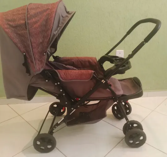 Carrinho de bebê e bebê conforto