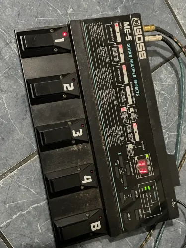 Pedaleira Boss me-5