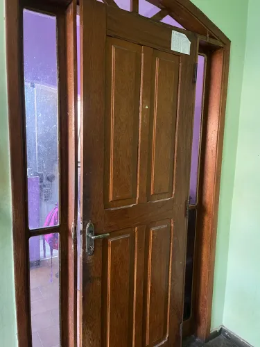 Porta com portal de madeira maciça 