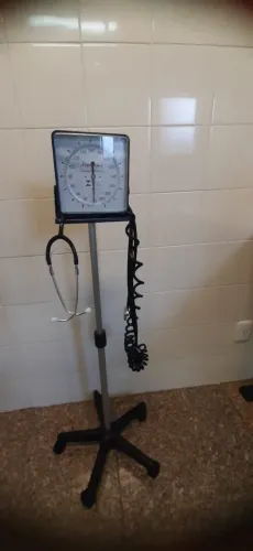 Aparelho de pressão hospitalar / Esfigmomanômetro Hospitalar Com Rodizios