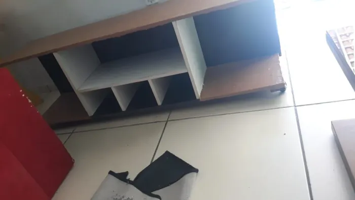 Vendo um rack com rodas por 60 reais