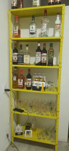 Prateleira amarela aço