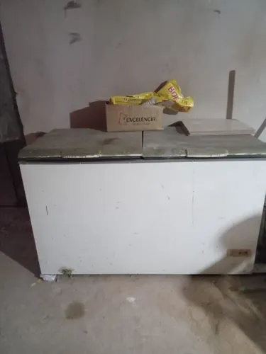 Vendo freezer horizontal, faltando somente completar gaz .