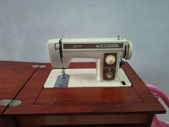 Vendo Máquina de costura Elgin zigue-zague