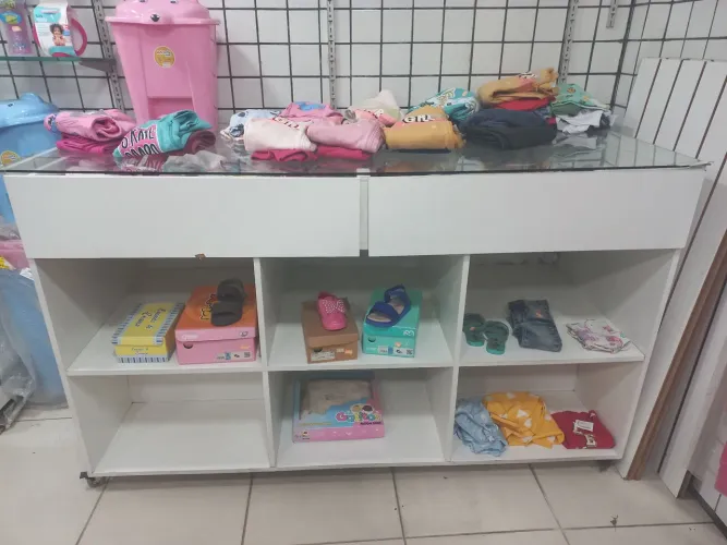 Expositor com  2 gavetas e tampo de vidro usado