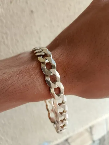 Vende-se prata de pulso