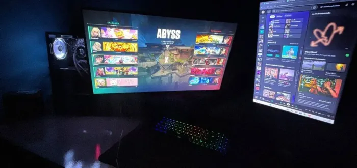 PC Gamer com duas telas