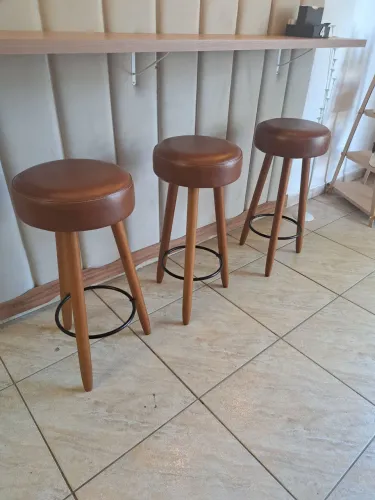 Três banquetas alta estofadas retro pé de madeira