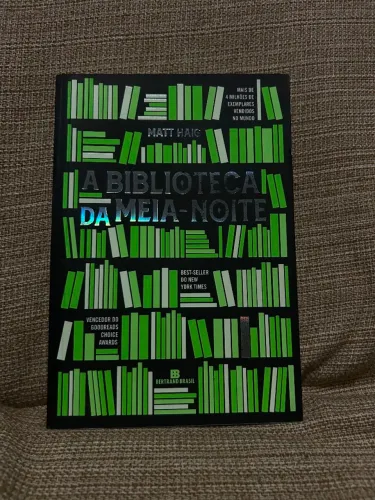 A biblioteca da meia noite - livro acende no escuro