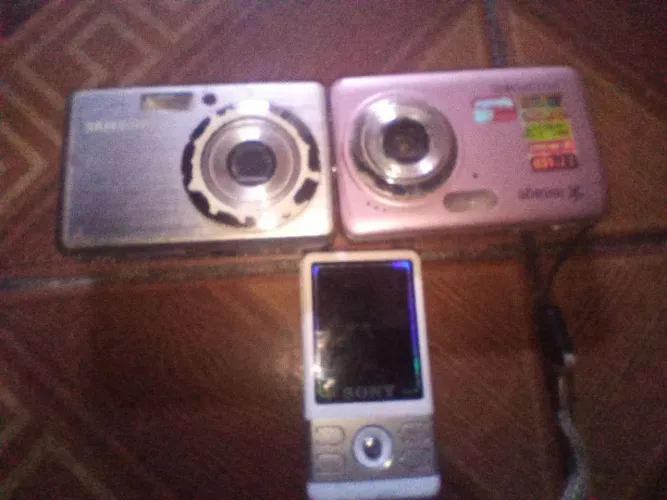 KIT DUAS CAMERAS E UM MP3 ..OBS. SO O MP3 FUNCIONA MAS SOMENTE NO CARREGADOR TEM Q TROCAR