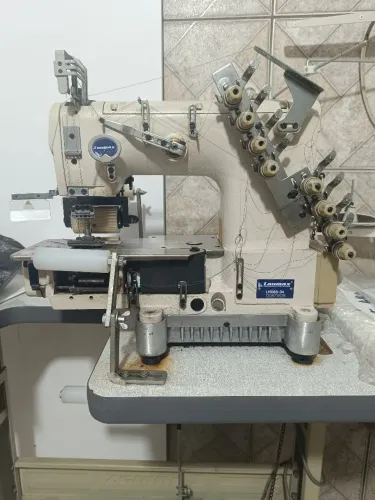 Máquina de costura elastiqueira 4 agulhas com catraca 