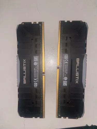 Memória RAM DDR4 16GB (2x8) Crucial RGB
