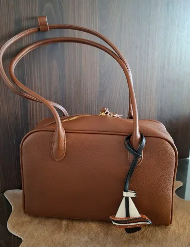 Bolsa estilizada, semi nova.
