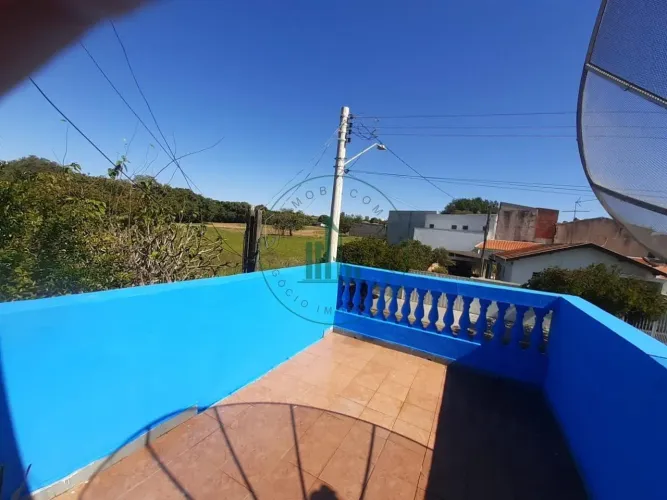 Sobrado amplo em Saltinho com quintal e ótima localizaçã