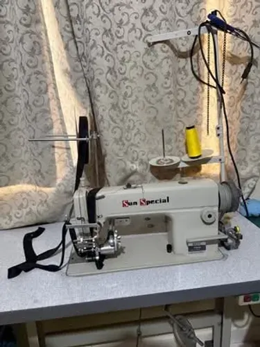 Máquina Reta Industrial com aparelho de fru-fru