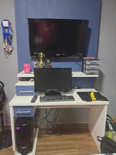 Mesa de computador com painel pra TV super conservada 