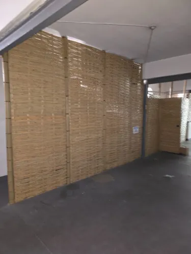 Divisória de bambú com porta