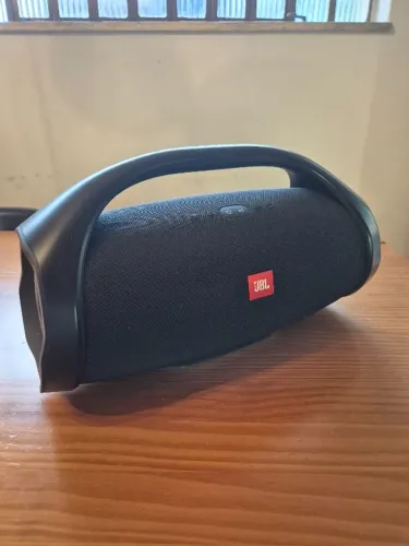 Caixa de som JBL Boombox portátil preta, com alça