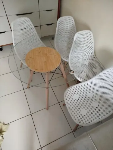 Mesa de vidro com 4 cadeiras