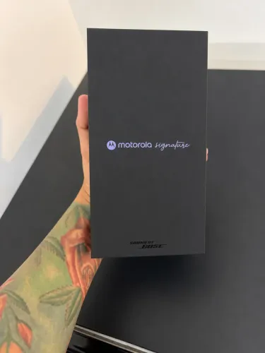 Smartphone Motorola Signature 5G - 512GB 24GB (12GB RAM + 12GB RAM Boost) - lacrado