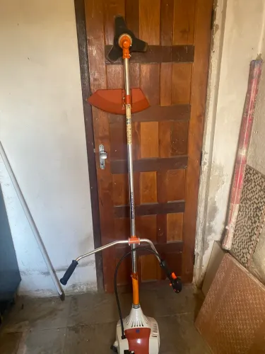 Vendo roçadeira husqvarna 143rs excelente estado novíssima em pleno funcionamento