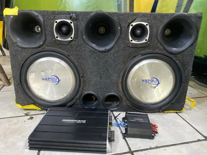 Vende-se uma caixa selada com 2 Sub 12, 3 cornetas, 2 twiter, 1 módulo stereo e um Mono