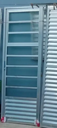 Porta de alumínio com batente e vidros basculantes