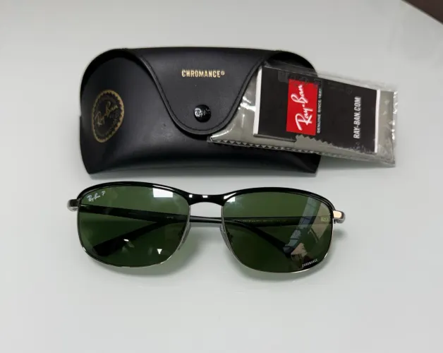 Ray Ban ARMAÇÃO Polido Preto sobre Prata LENTES Verde Escuro Polarized+