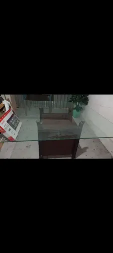 Mesa quadrada com tampa de vidro