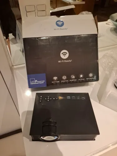 Mini projetor LED portatil