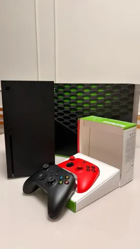 Xbox Series X preto com 2 controles